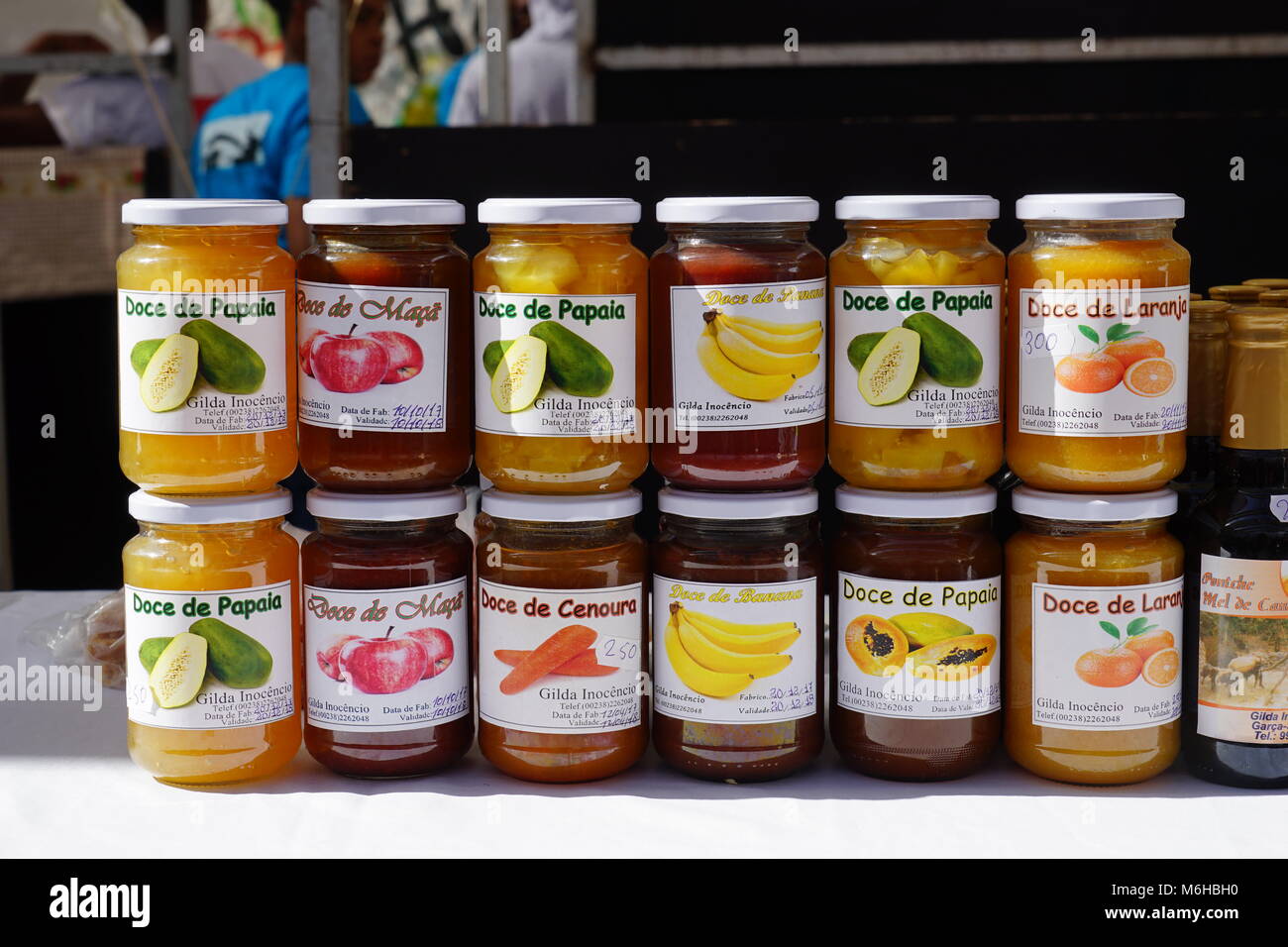 Gläser Marmelade, Ausstellung von Region-spezifischen Produkten, Ponta do Sol, Santo Antao, Kap Verde Stockfoto