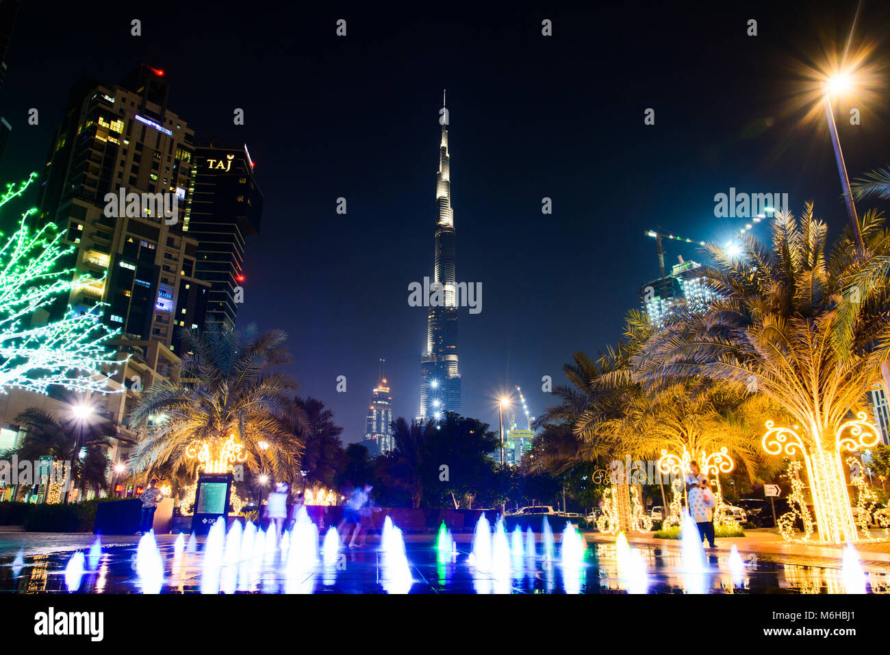 Dubai, Vereinigte Arabische Emirate - 18. Oktober 2017: Dubai Nachtaufnahme mit mega hohen Wolkenkratzer Burj Khalifa ansehen und bunten dekorativen Brunnen Stockfoto