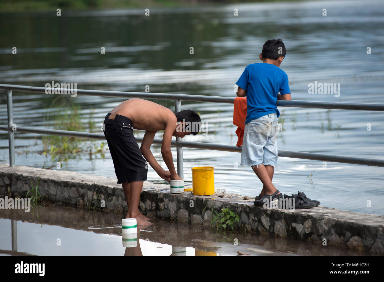 Zwei Jungen, Einheimischen, ethnischen Itza Maya jungen Fischen auf See Peten, Guatemala. Stockfoto