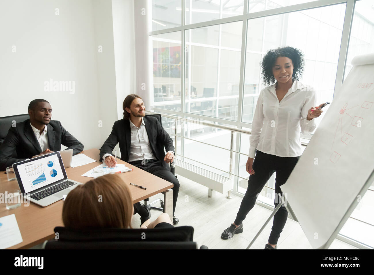 Afrikanische Geschäftsfrau, Präsentation Marketing diskutieren r Stockfoto