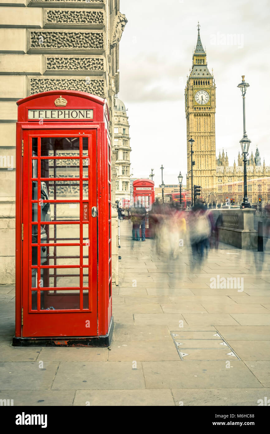 Die kultigen britischen alten roten Telefonzelle mit dem Big Ben im Hintergrund im Zentrum von London. Stockfoto