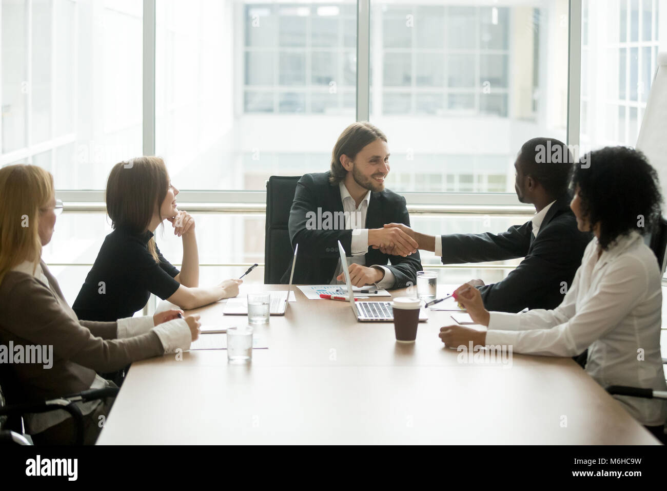 Chef handshaking afrikanische amerikanische Mitarbeiter bei Corporate Stockfoto
