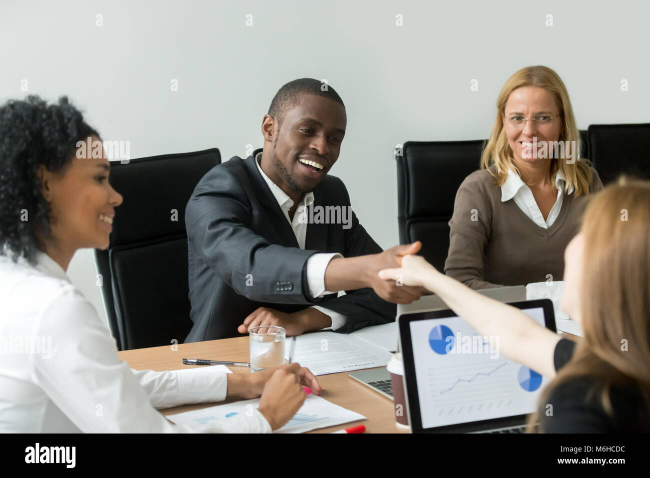 Schwarz zufrieden Geschäftsmann handshaking neuen weiblichen weißen Partner Stockfoto