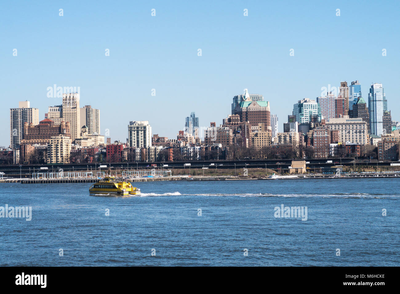 Wasser Taxi auf dem East River mit Brooklyn Skyline im Hintergrund, NYC, USA Stockfoto