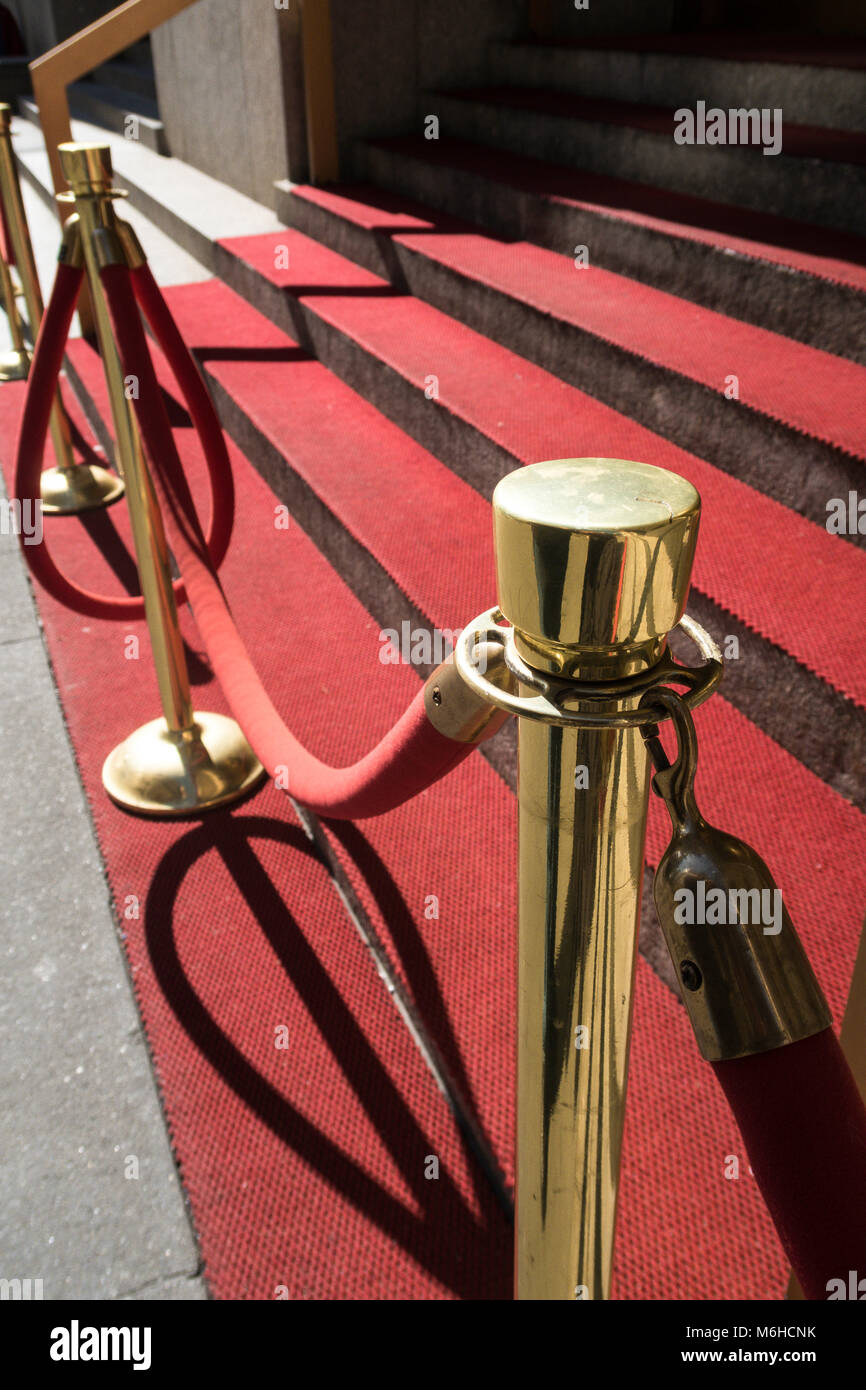 Messing Rungen und Samtseile guard Red Carpet Schritte, New York City, USA Stockfoto