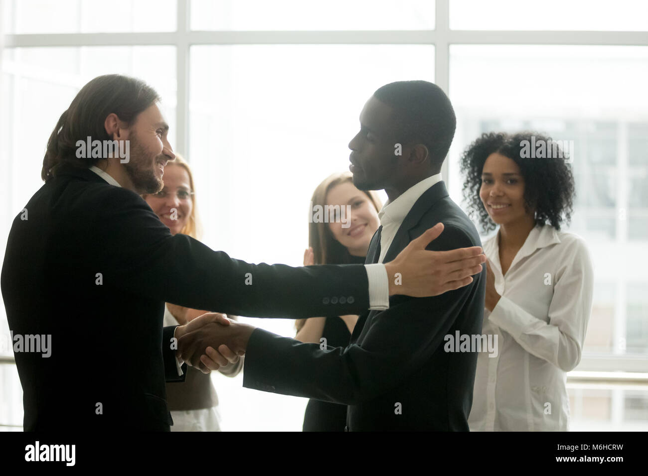 Chef Förderung der afrikanischen amerikanischen Mitarbeiter mit Handshake Stockfoto
