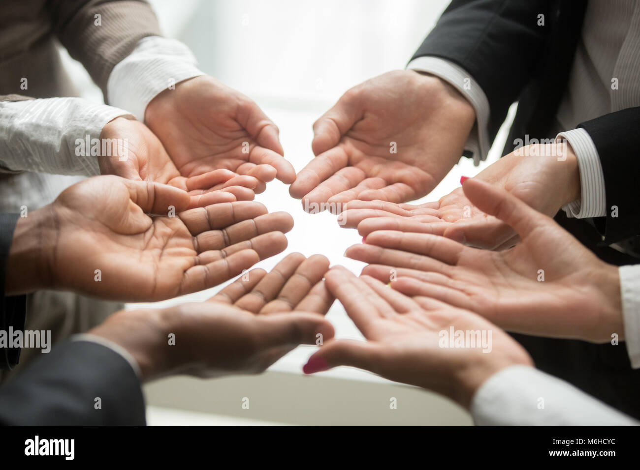 Vielfältigen, multi-ethnischen Business Team-Mitglieder in die Hände zusammen p Stockfoto