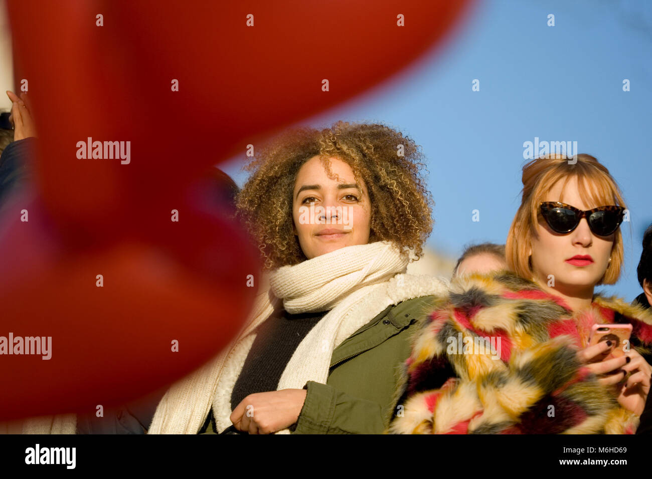 Zwei Frauen während der Frauen März auf London, Januar 2017 Stockfoto