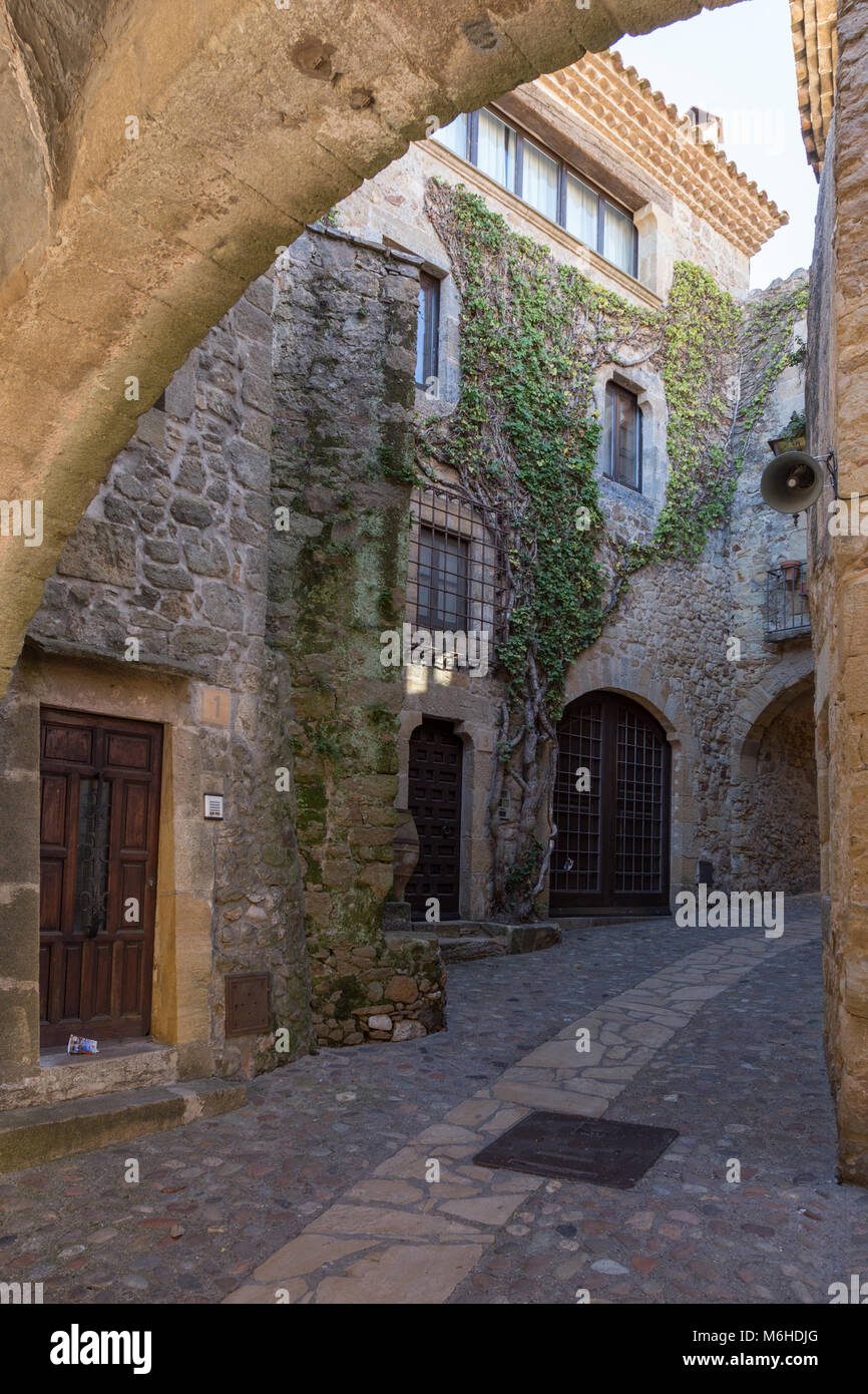 Schöne alte steinerne Bögen in Spanisch alte Dorf, Pals, Costa Brava Stockfoto