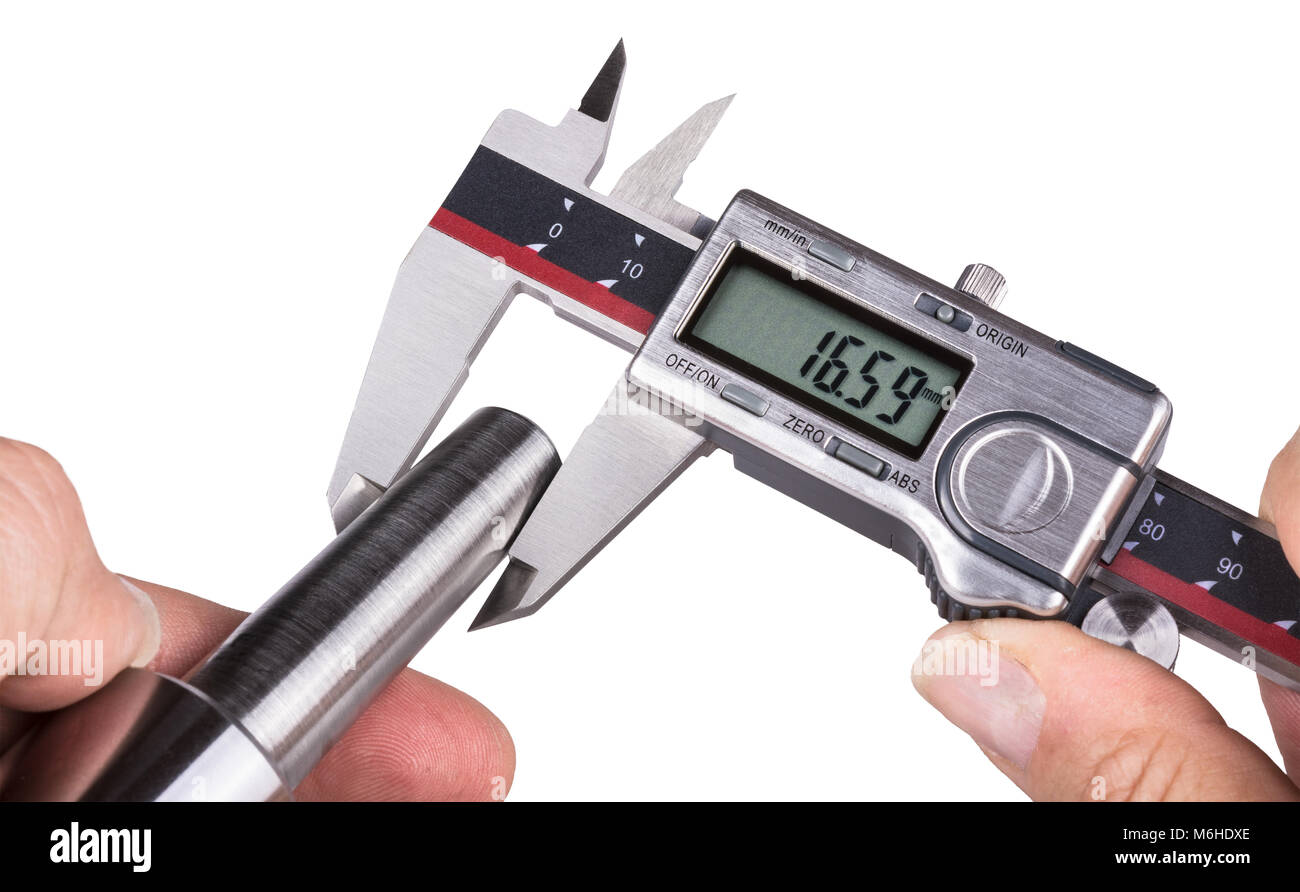 Messgenauigkeit von Stahl Teil durch digitale Messschieber. Detail der Hände des Arbeiters mit digitalen Tool und Metall Morsekegel. Auf weissem Hintergrund. Stockfoto