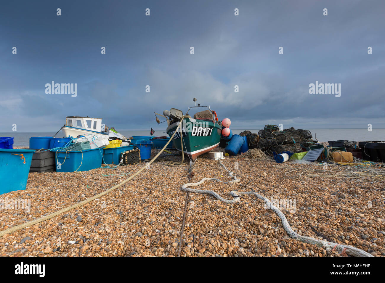 Fischerboote und Netze an Walmer Strand, Deal, Kent, Großbritannien Stockfoto