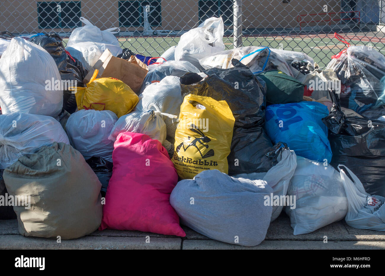 Bündel von gebrauchter Kleidung für die Verteilung an die Bedürftigen in Carroll Gardens, Brooklyn, NY links Stockfoto