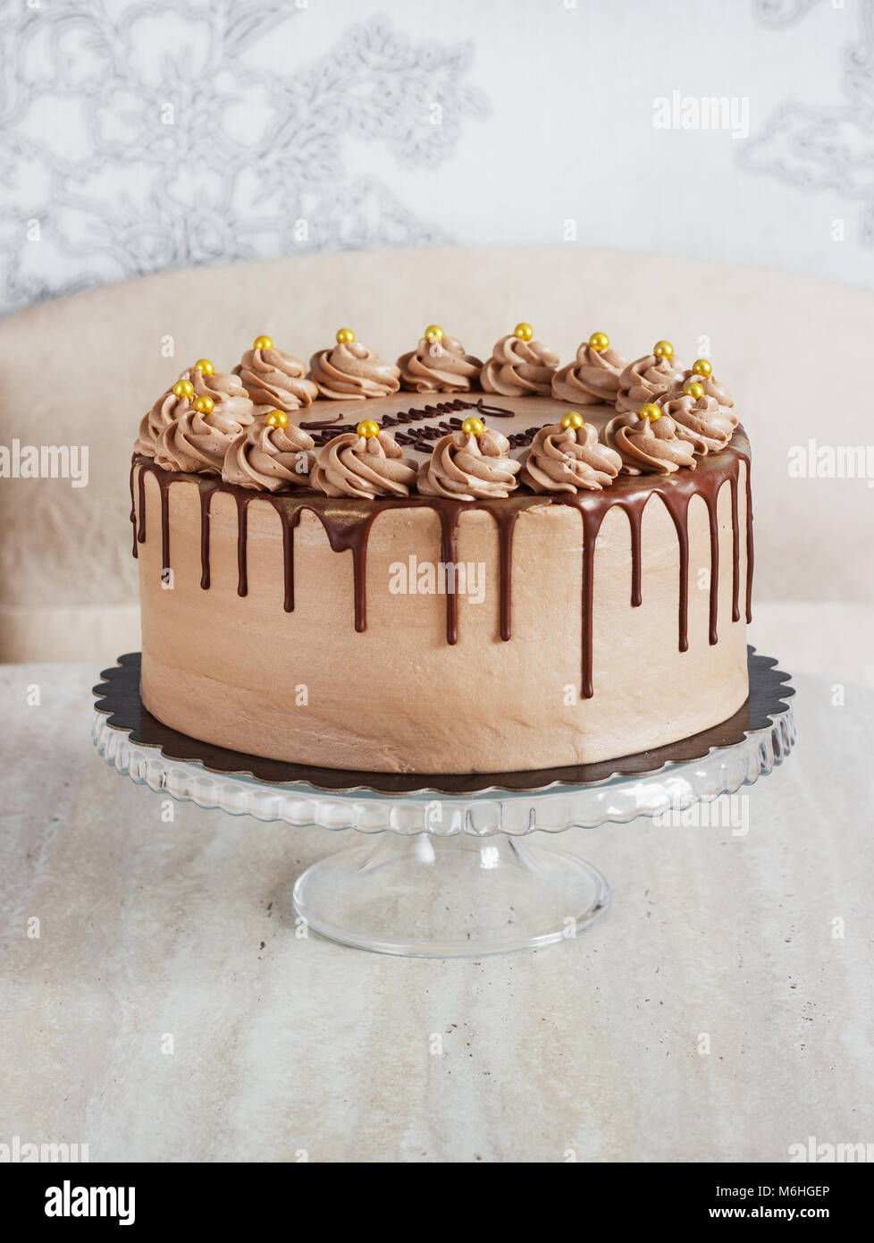 Chocolate Fudge Kuchen mit der Glasur beträufelt und Locken Stockfoto