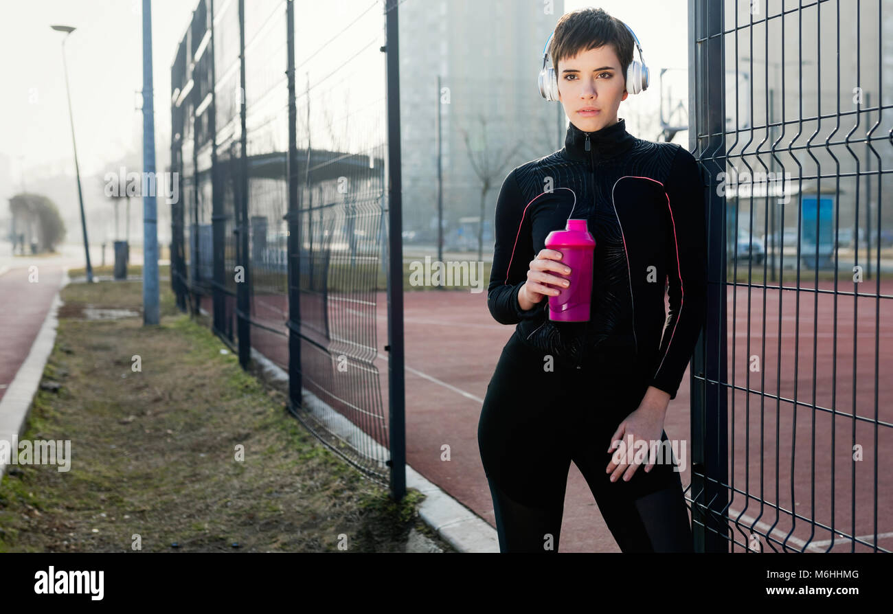 Attraktive Sportlerin trainieren Fitness und Jogging outdoor Stockfoto