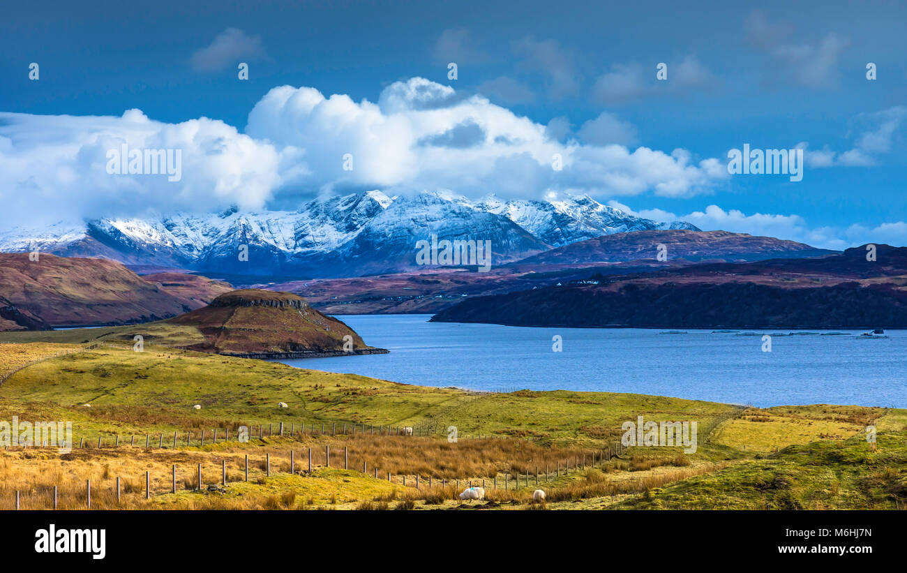 Die schwarzen Cullins über Loch Harport gesehen. Stockfoto