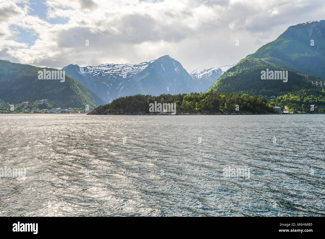 Fjord Panorama vom Vangsnes Fähre, Norwegen, Sognefjorden, bootssteg von Hella an der Rechten, Balestrand auf der linken Seite Stockfoto