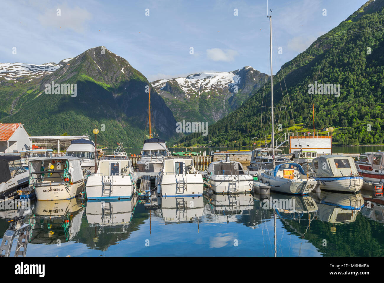 Yacht Hafen von Bergen, Norwegen, mit Bergkulisse, Bucht von Esefjorden, Sognefjorden Stockfoto