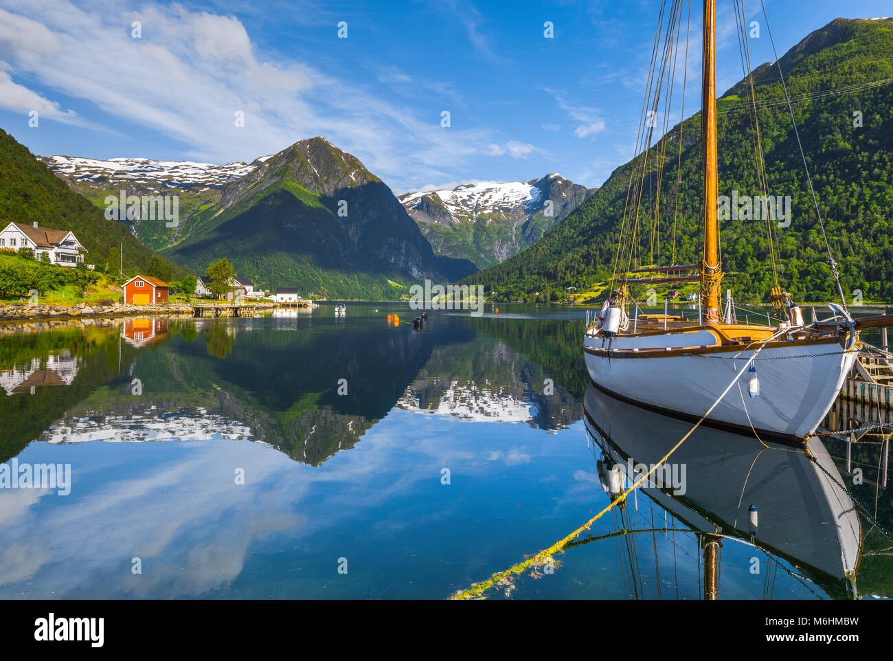 Weißes Segelboot, Gletscher Blick auf den Fjord, Bergen in Norwegen, klare Spiegelung im Sognefjorden im herrlichen Morgenlicht, Ufer Esefjorden Stockfoto