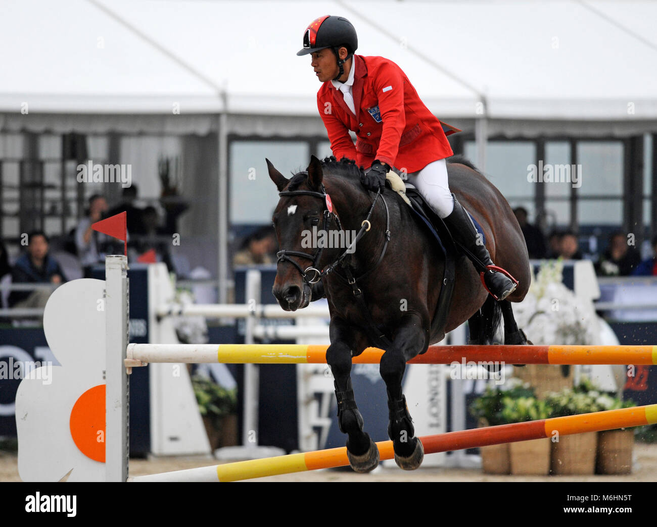 Wettbewerber aus China an der FEI Skispringen im Chaoyang Park, Peking, China, im Oktober 2016 Stockfoto