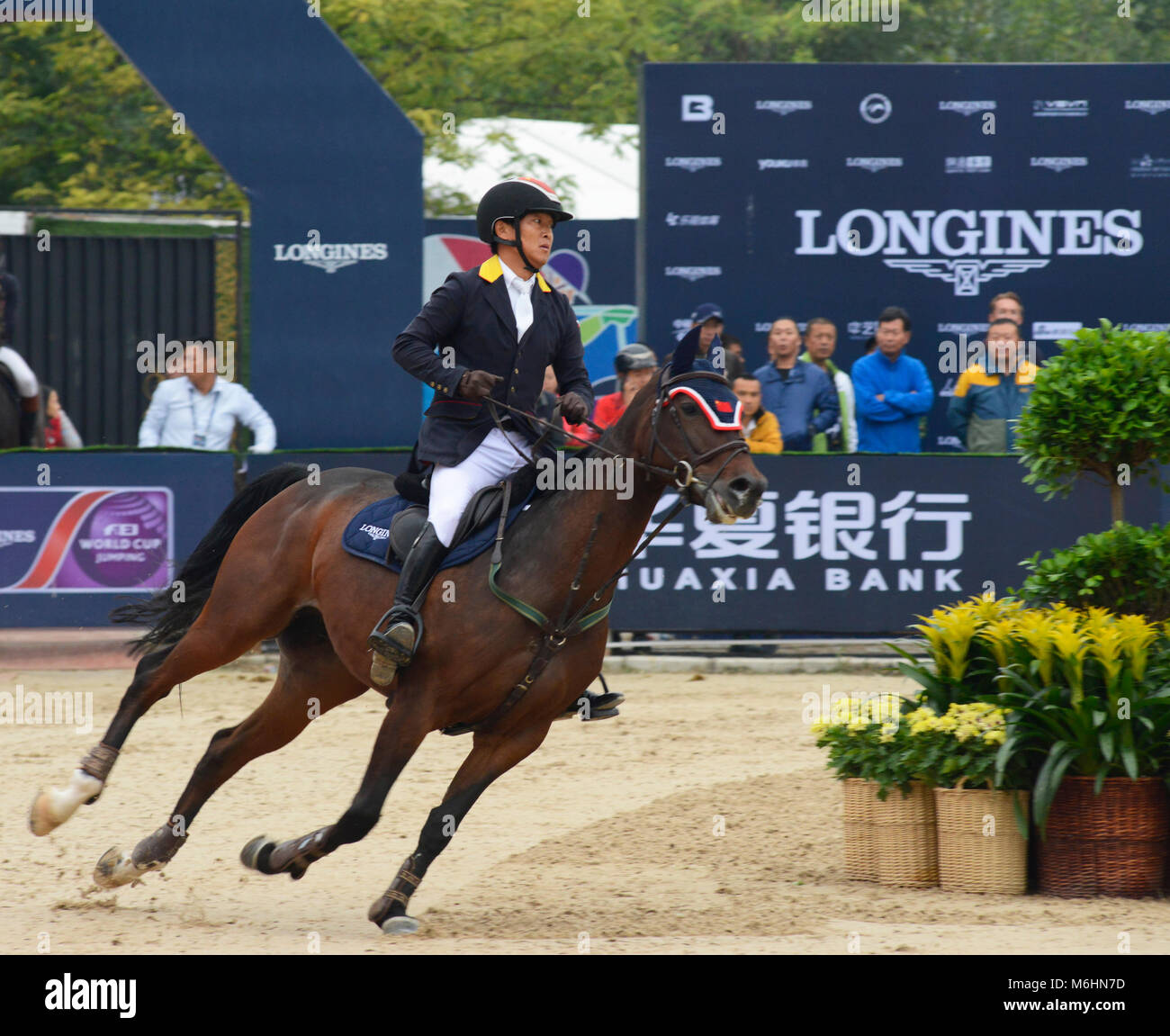 Wettbewerber aus China an der FEI Skispringen im Chaoyang Park, Peking, China, im Oktober 2016 Stockfoto