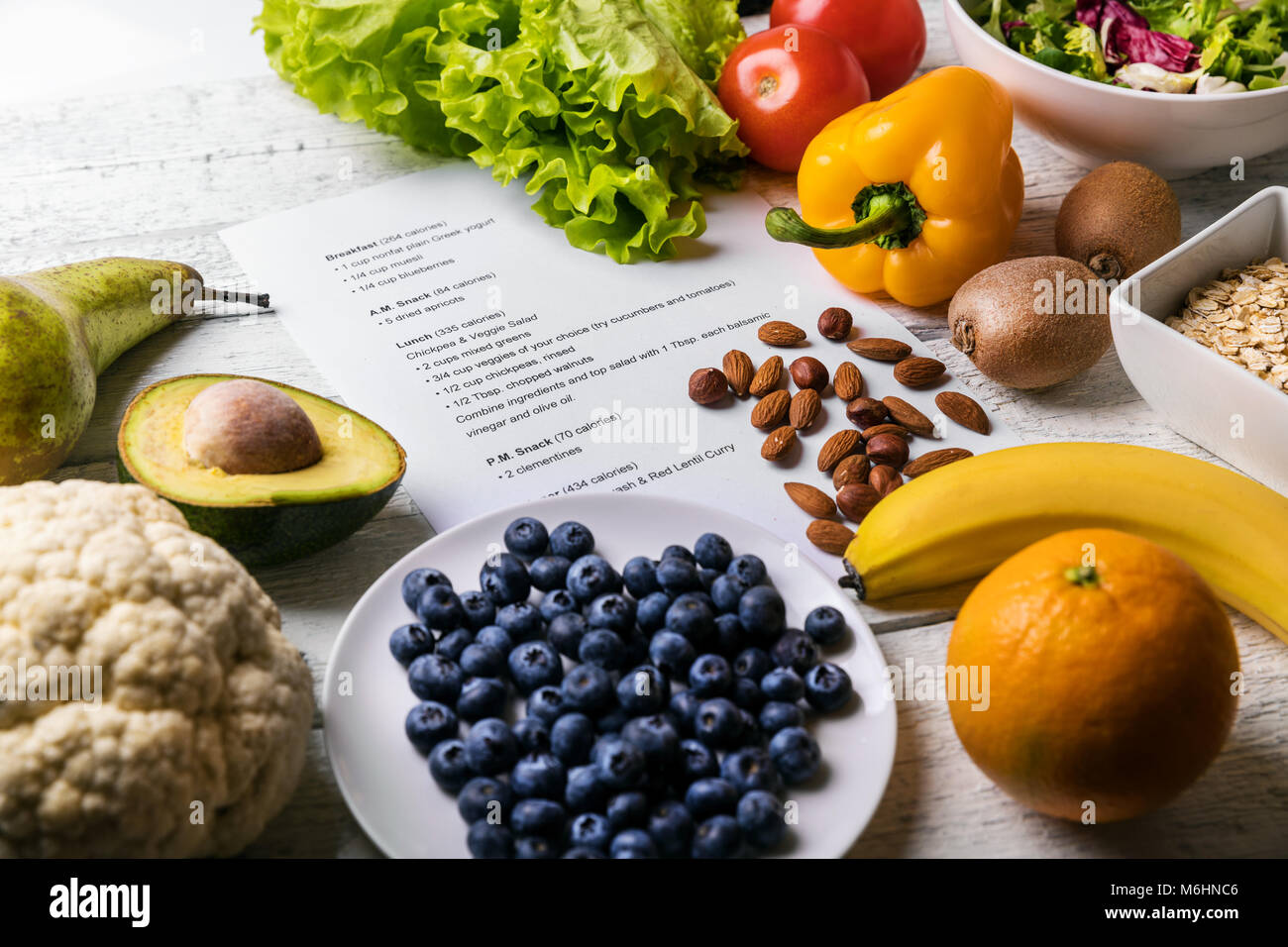 Ausgewogene Ernährung mit frischen gesundes Essen auf den Tisch Stockfoto