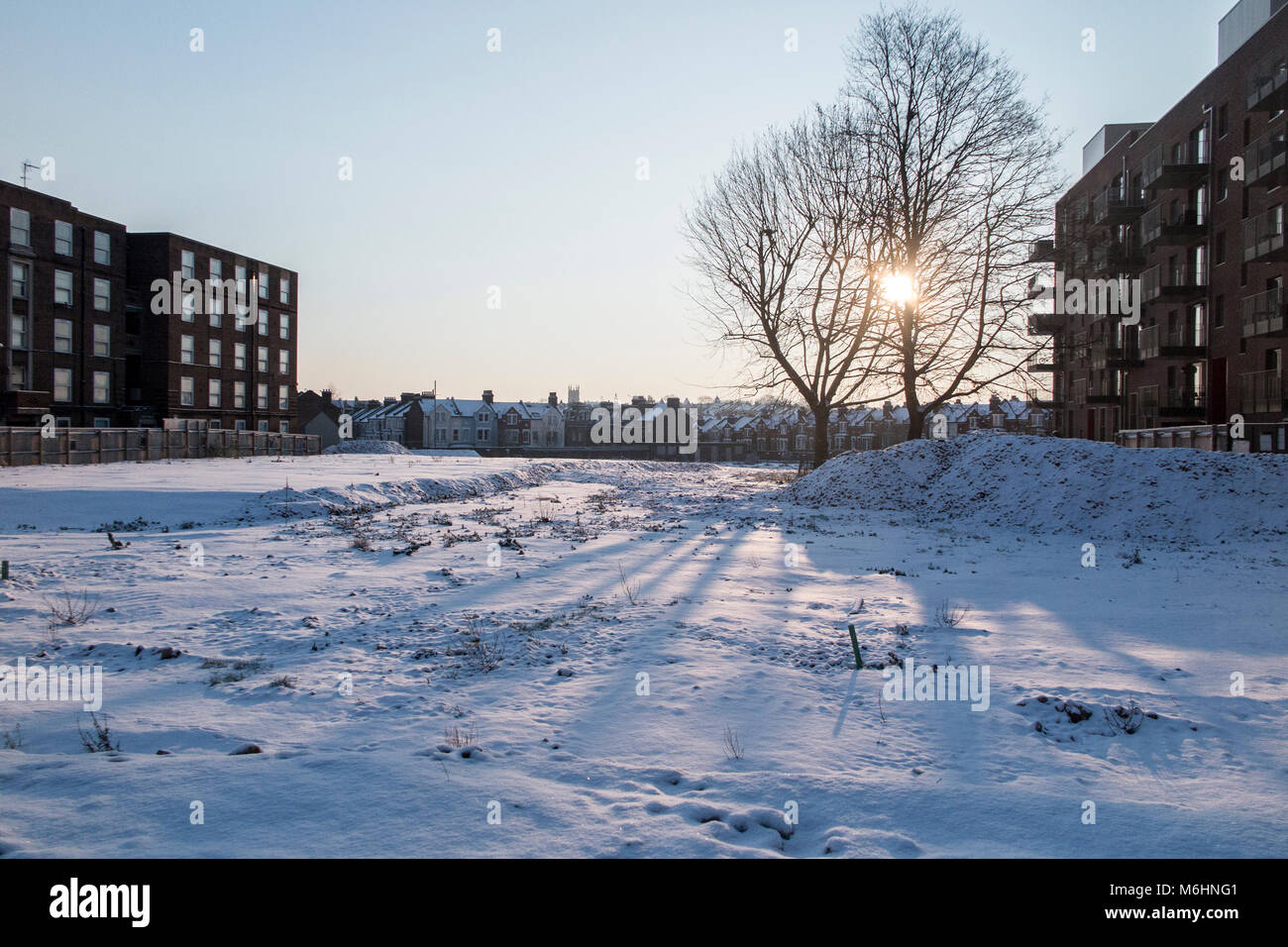 Eine verschneite Brown in London warten auf den Aufbau einer neuen Wohnblock Stockfoto