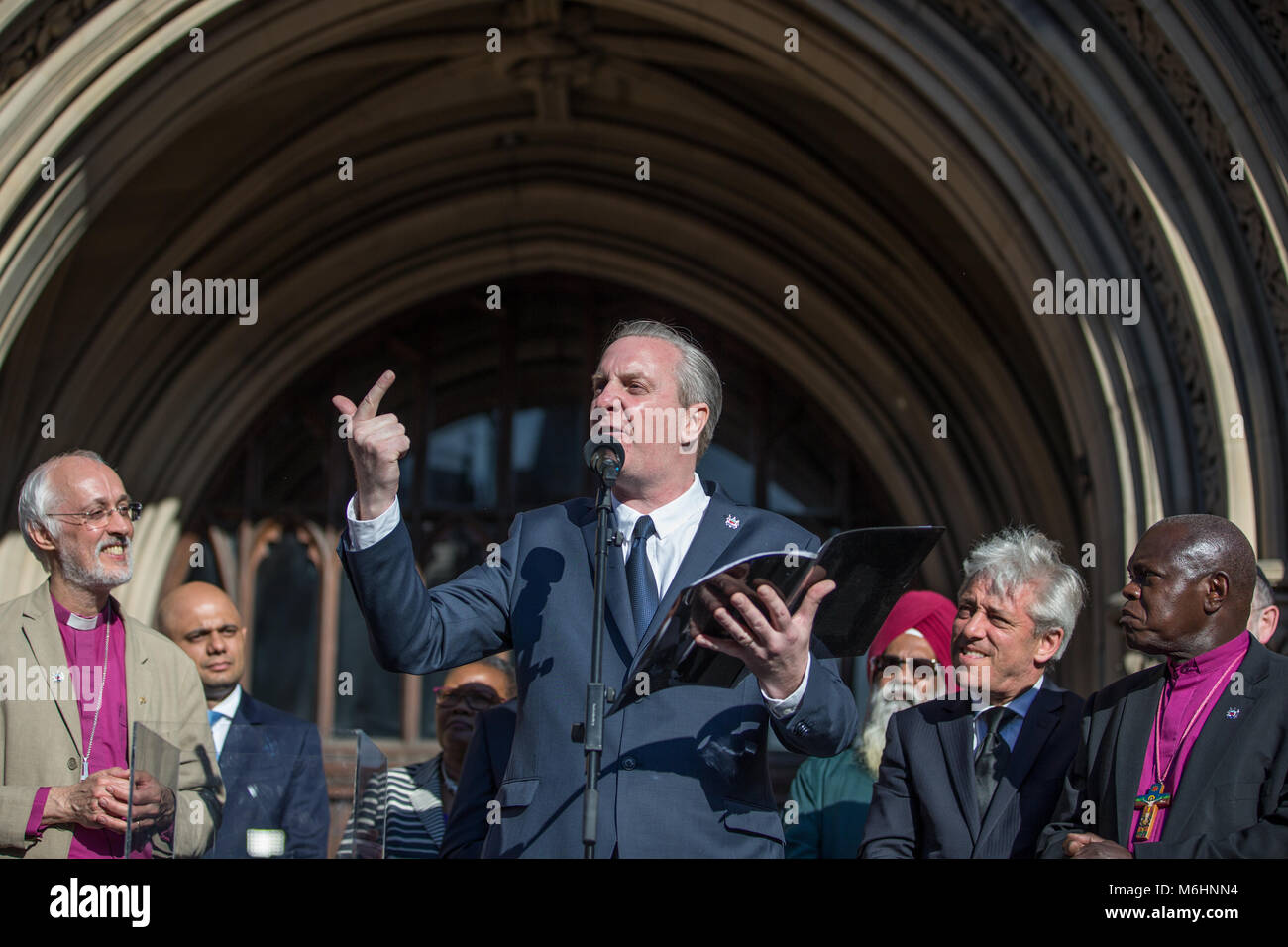 23. Mai 2017, Albert Square, Manchester, Großbritannien, Manchester Angriff vigil; Tony Walsh aka Longfella liest sein Gedicht ist dies der Ort an der Mancheste Stockfoto