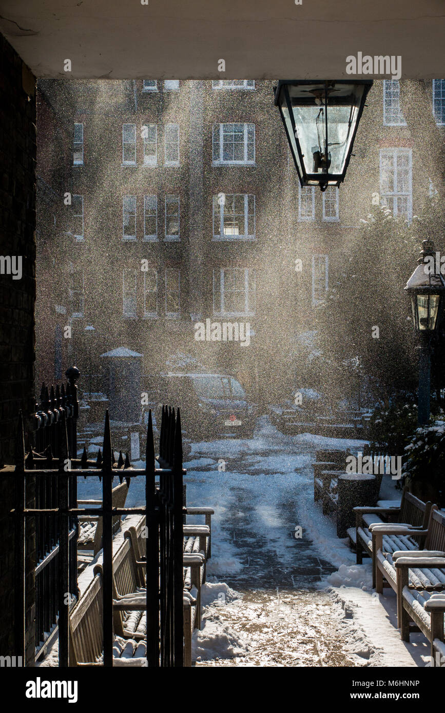 Am frühen Morgen Licht Fänge Schneeflocken wie Schnee in Central London fällt Stockfoto