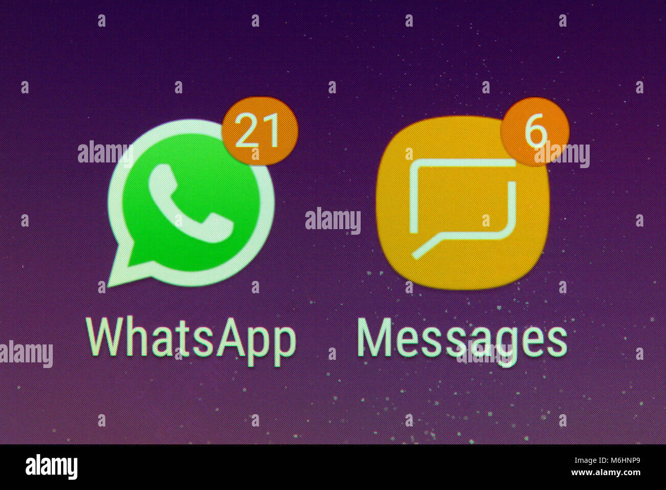 Die WhatsApp und Nachricht Symbole Benachrichtigungen auf dem Bildschirm des Smartphones