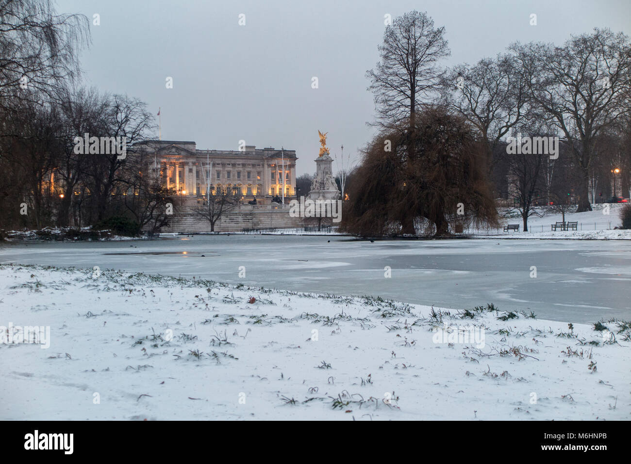 St James's Park und der Buckingham Palace im Schnee Stockfoto