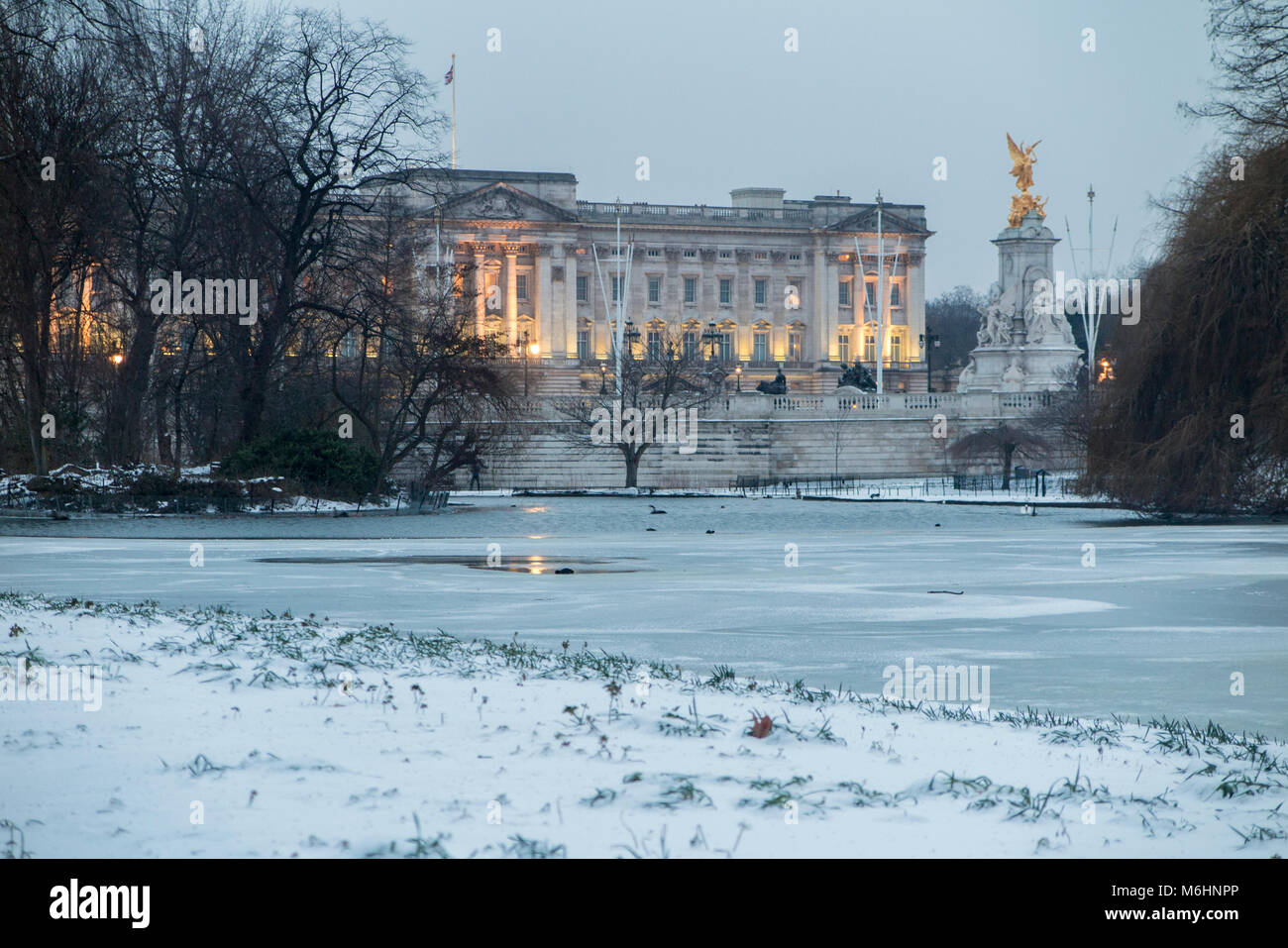 St James's Park und der Buckingham Palace im Schnee Stockfoto