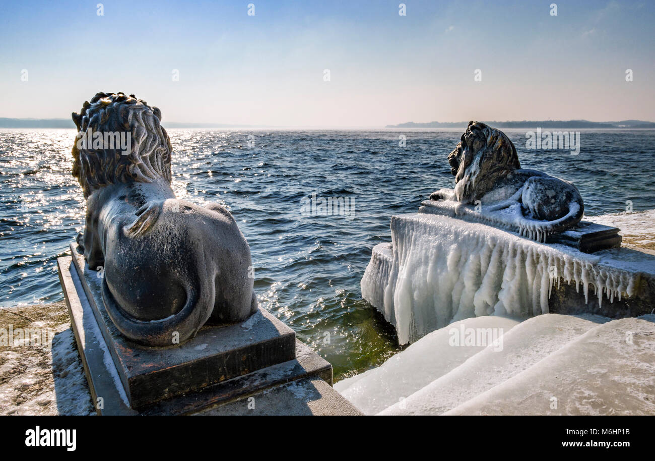 Eisbedeckten Bayerische Löwen an einem frostigen Wintertag in Tutzing am Starnberger See, Oberbayern, Bayern, Deutschland Stockfoto