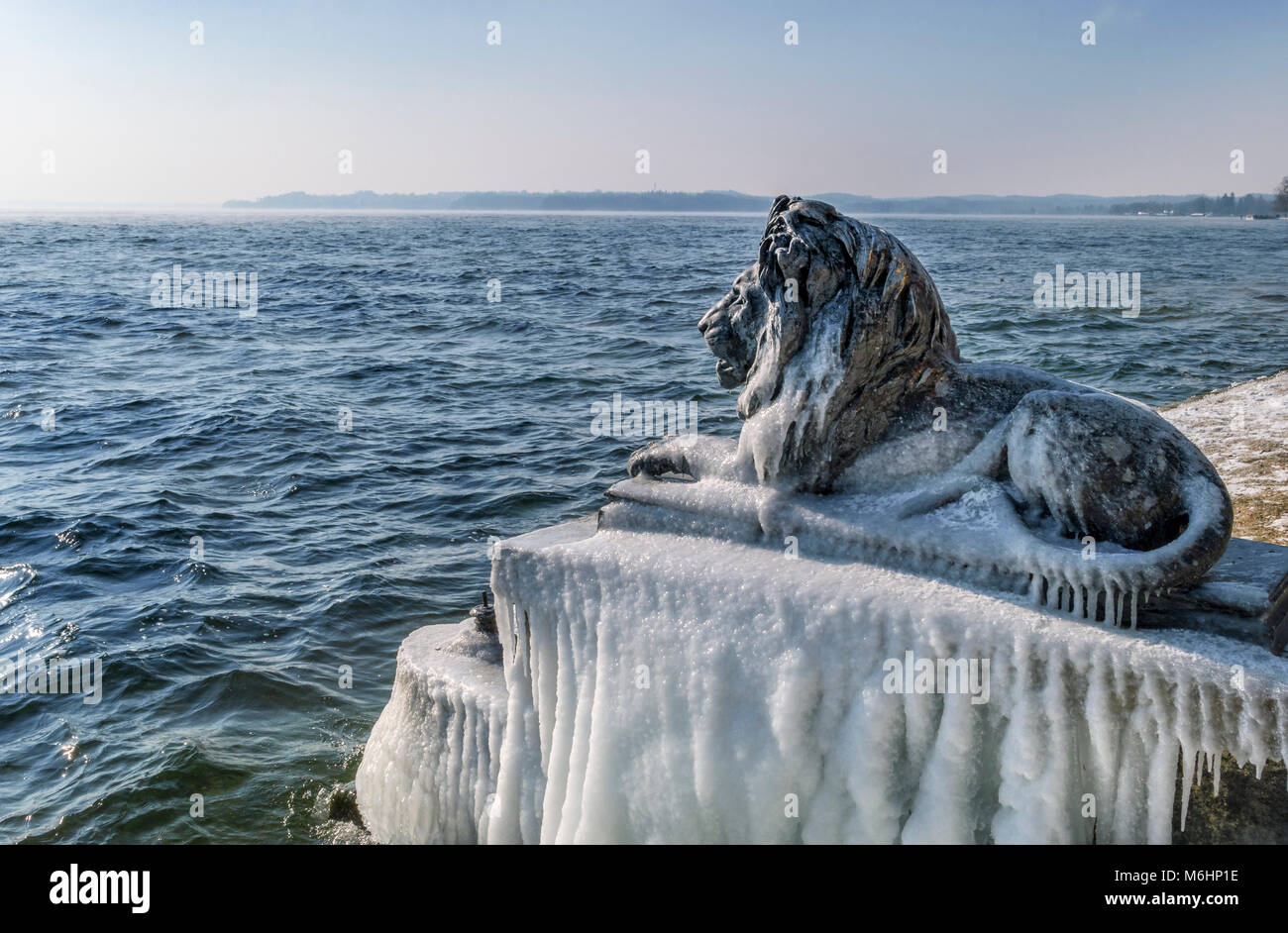 Eisbedeckten Bayerischer Löwe auf einem eisigen Wintertag in Tutzing am Starnberger See, Oberbayern, Bayern, Deutschland Stockfoto