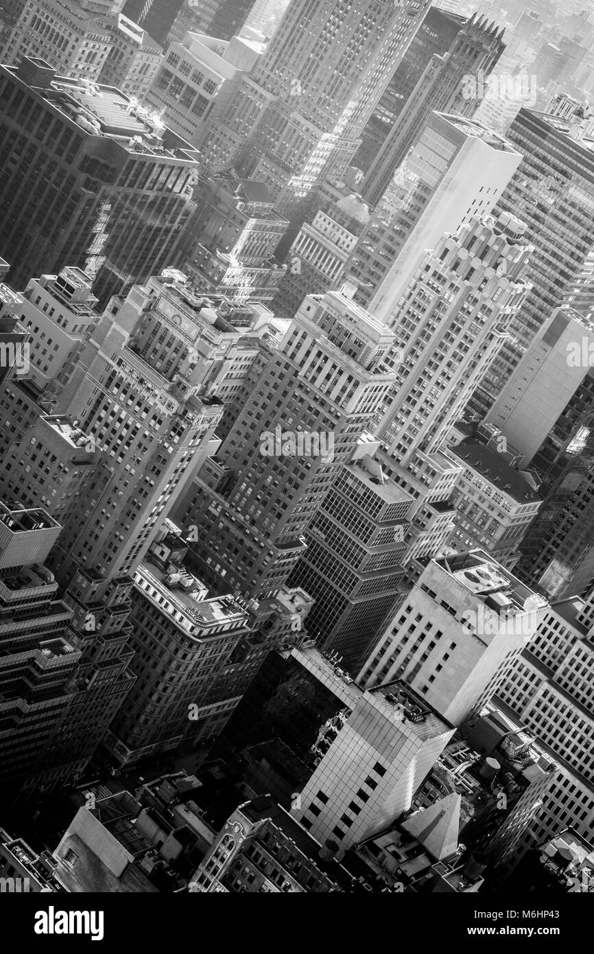 Schwarz-weiß Bild von Wolkenkratzern, die auf einen Hubschrauberflug über Manhattan, New York City. Stockfoto