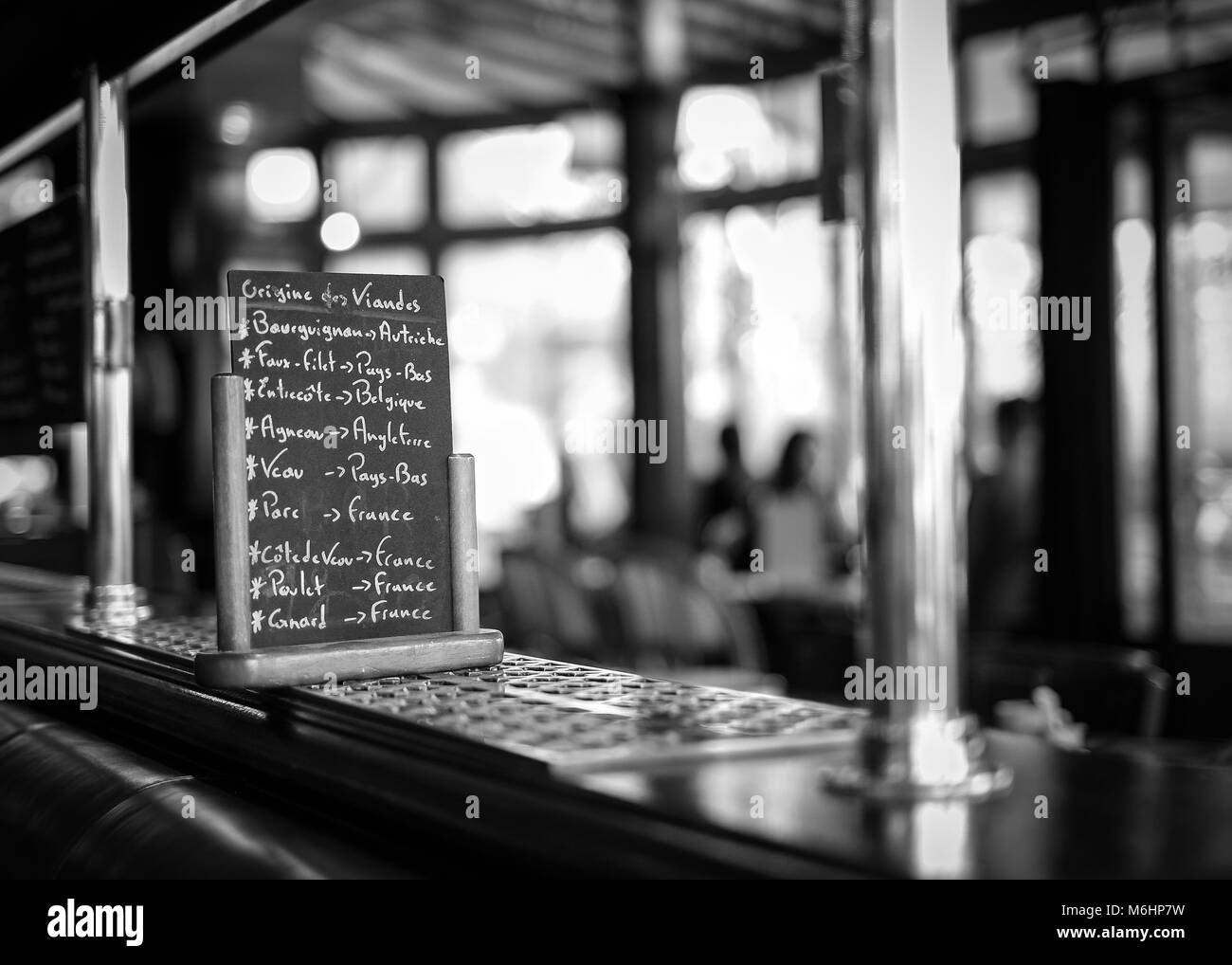 Monochromes Bild eines Menüs in einem Café Bar in Paris, Frankreich Stockfoto