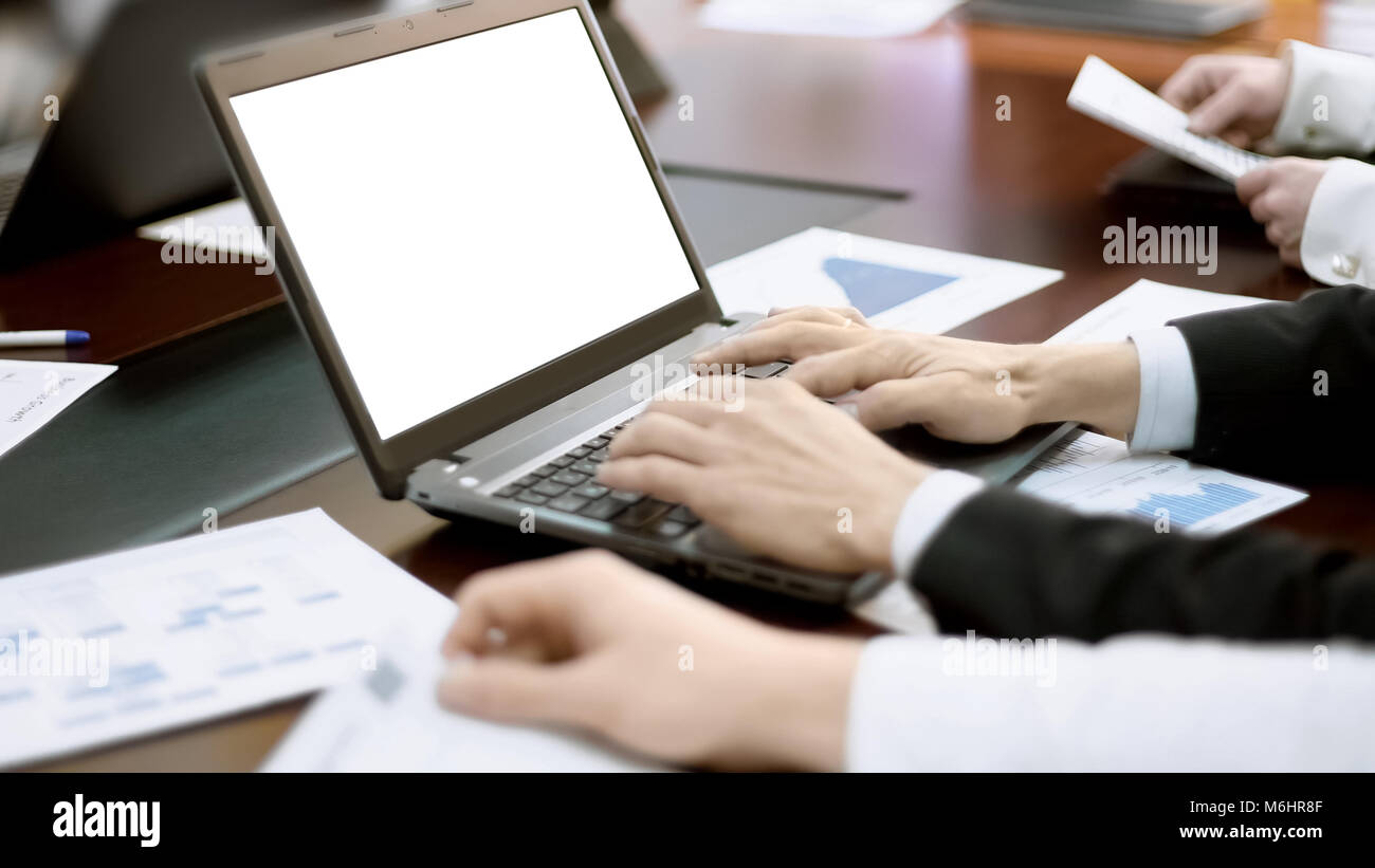 Man tippt auf Laptop bei Meeting, Team Manager, Business Präsentation Stockfoto