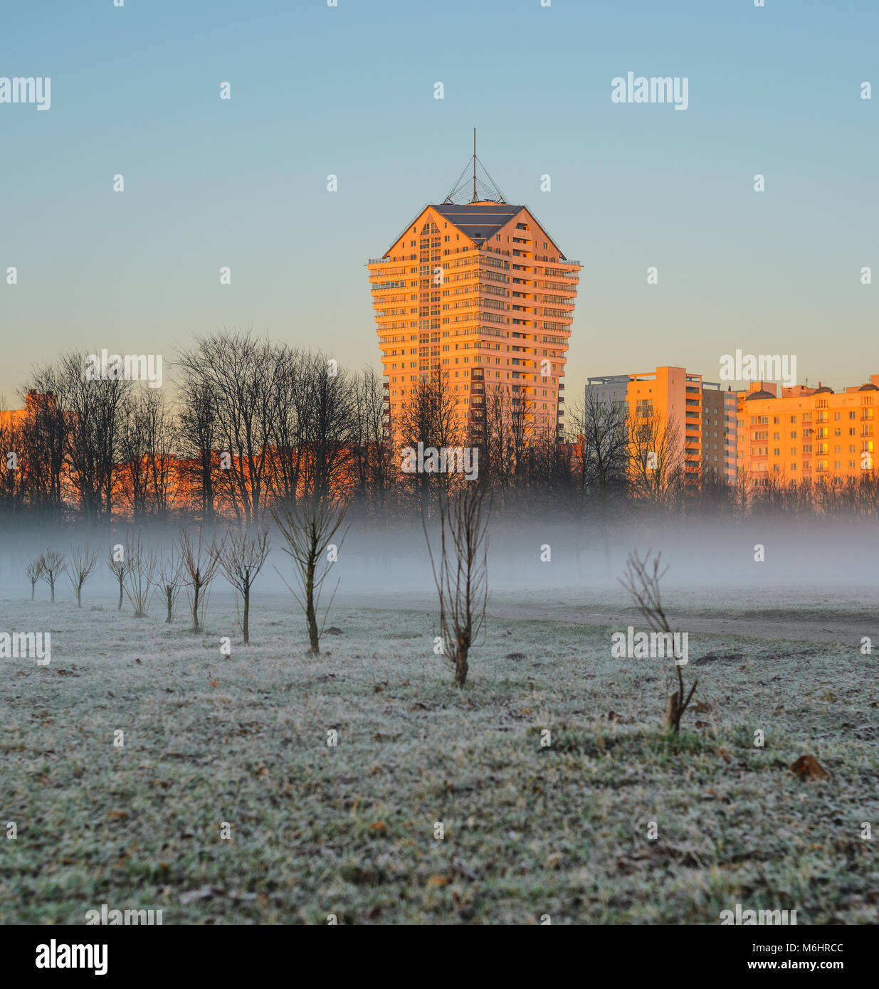 Belarus, Minsk - April 4, 2017: Landschaft der Writers' Park im Morgennebel, mit Blick auf das Wohngebiet entlang Frunse Straße in Morgen Zeit Stockfoto