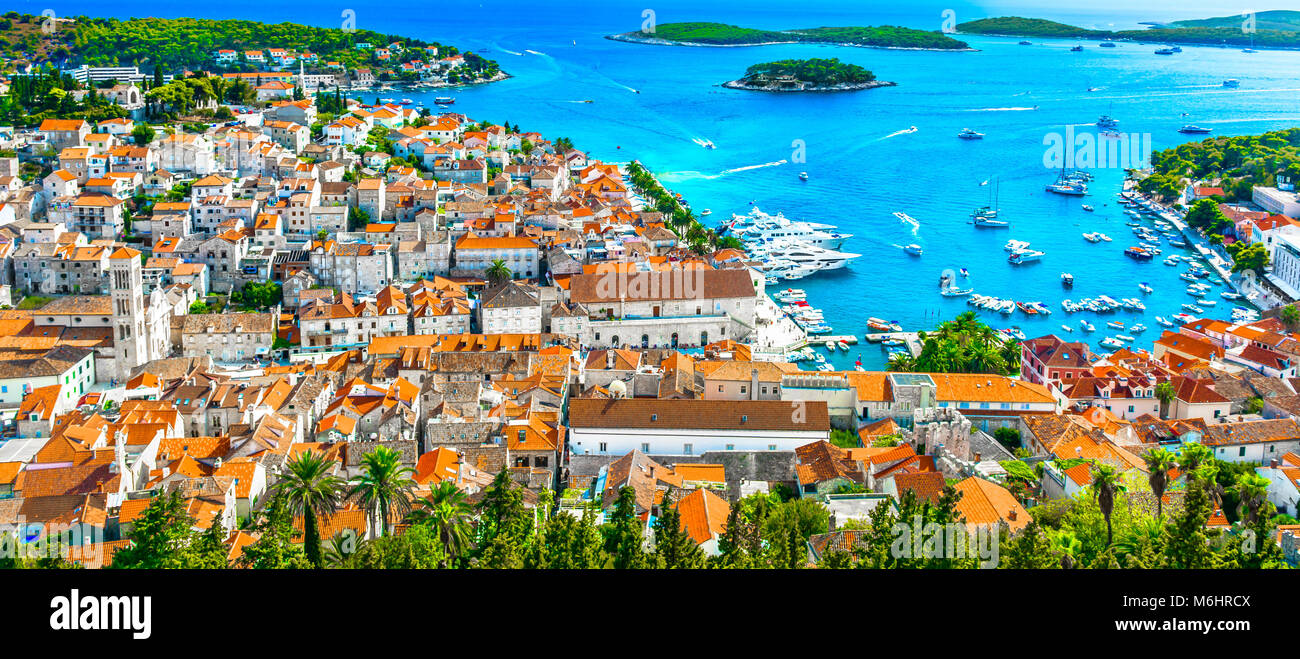 Bunte Panorama der mediterranen Stadt Hvar Sommer- und Badeort an der Adria in Kroatien, Europa. Stockfoto