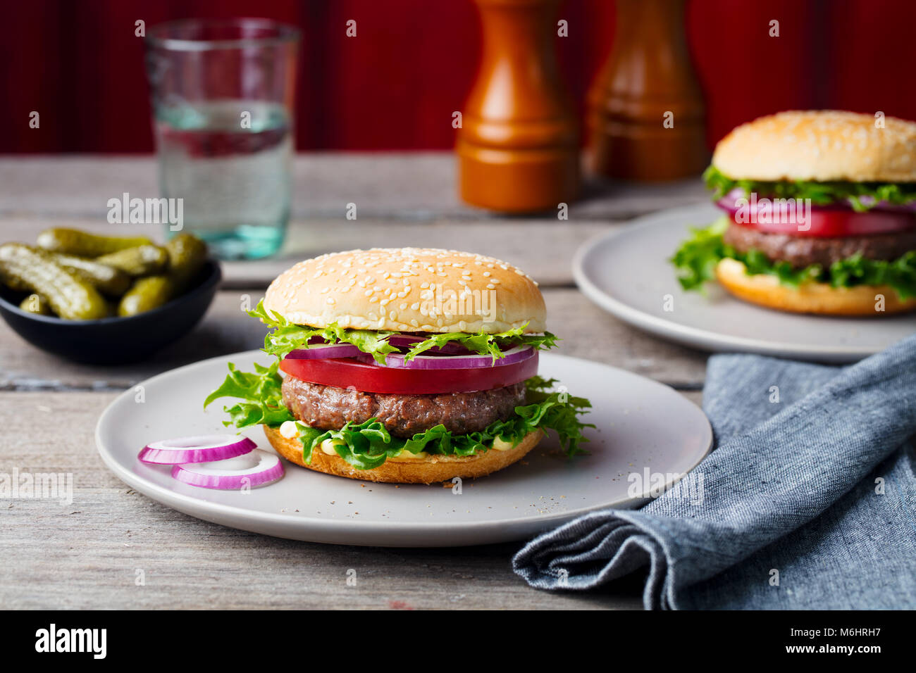 Burger auf einem Teller. Holz- Hintergrund. Kopieren Sie Platz. Stockfoto