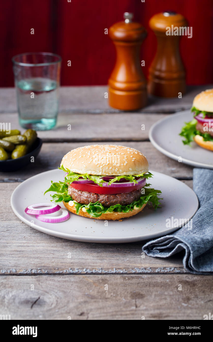 Burger auf einem Teller. Holz- Hintergrund. Kopieren Sie Platz. Stockfoto