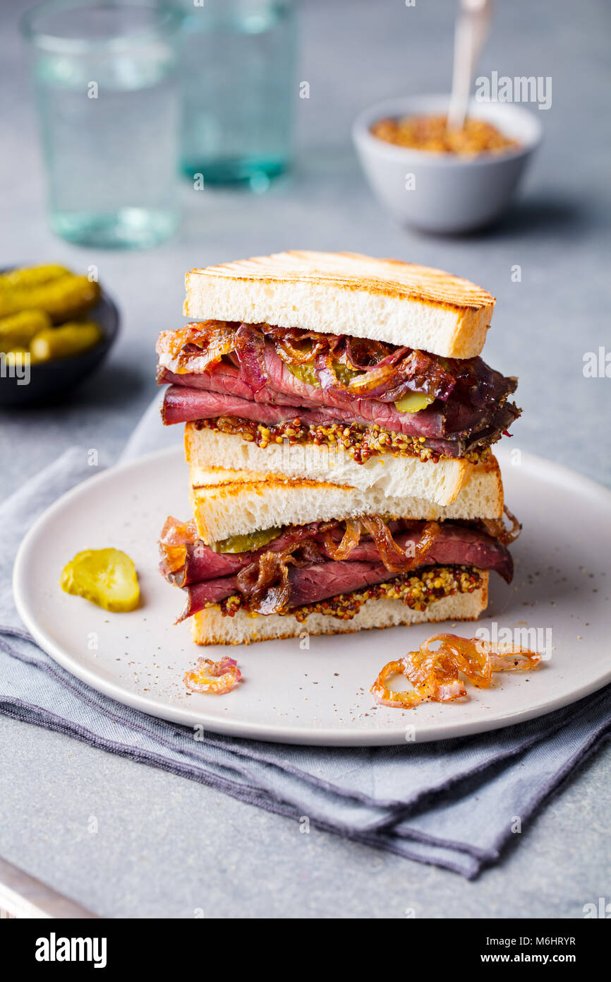 Roastbeef Sandwich auf einem Teller mit Pickles. Stockfoto
