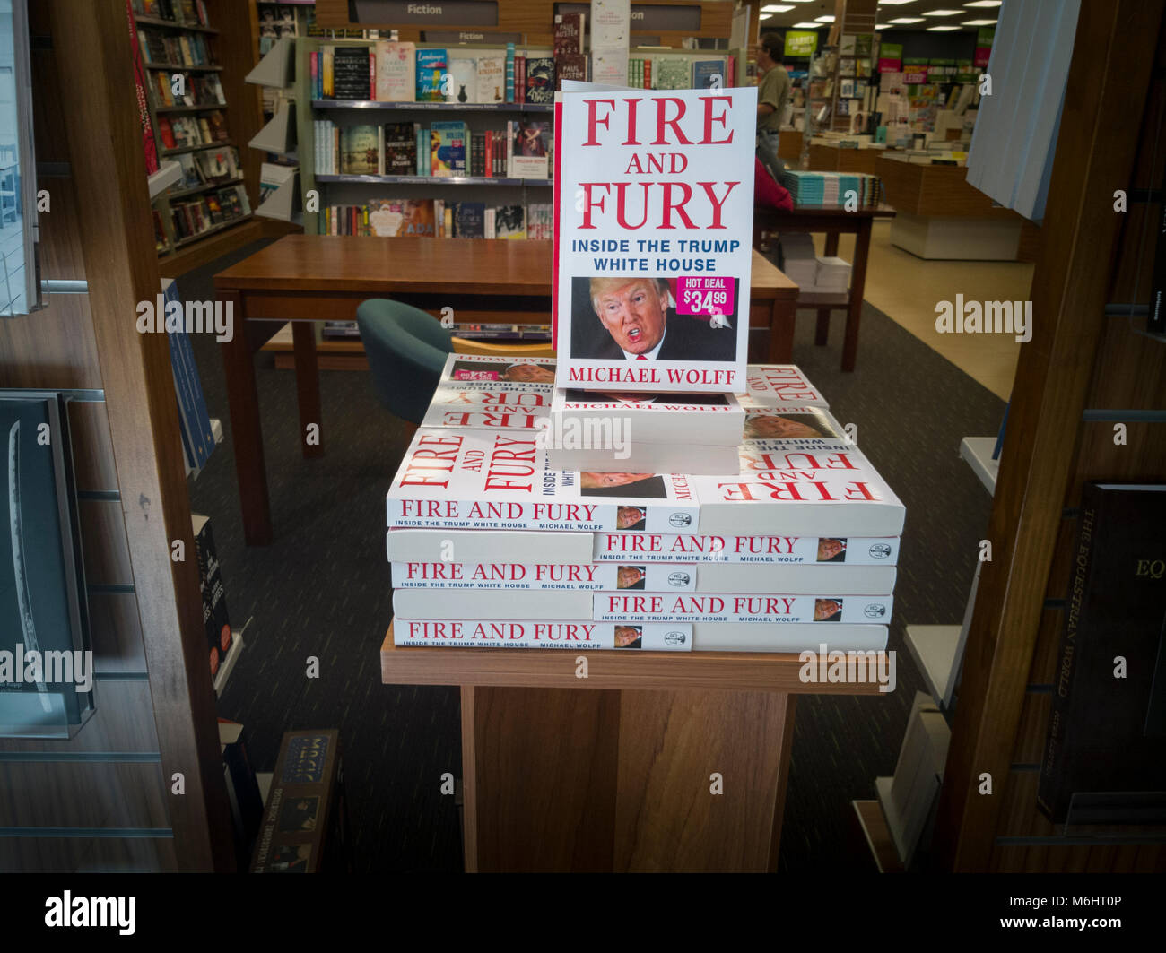 Feuer und Wut Buch von Michael Wolff auf Donald Trump für Verkauf in der Buchhandlung Stockfoto