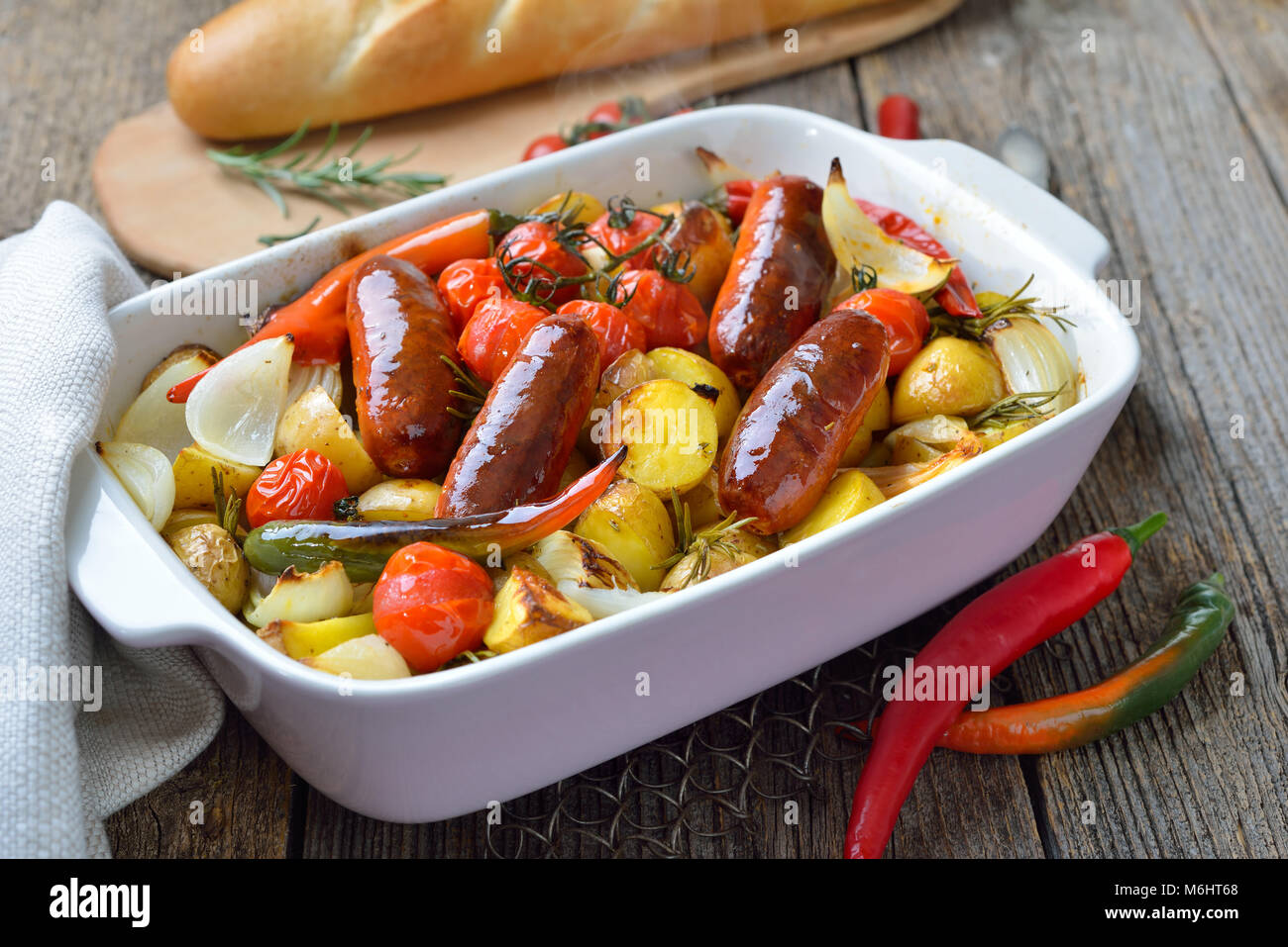 Mediterranes essen: gebackene Spanische Chorizo Wurst mit Rosmarin baby Kartoffeln und anderes Gemüse Stockfoto