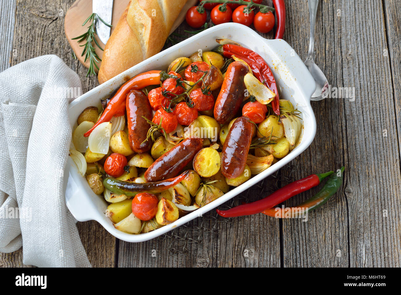 Mediterranes essen: gebackene Spanische Chorizo Wurst mit Rosmarin baby Kartoffeln und anderes Gemüse Stockfoto