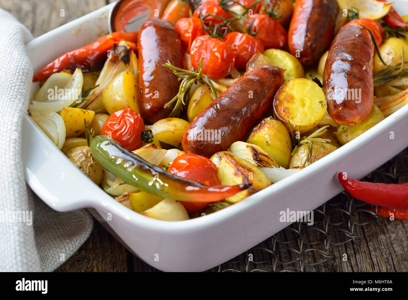 Mediterranes essen: gebackene Spanische Chorizo Wurst mit Rosmarin baby Kartoffeln und anderes Gemüse Stockfoto