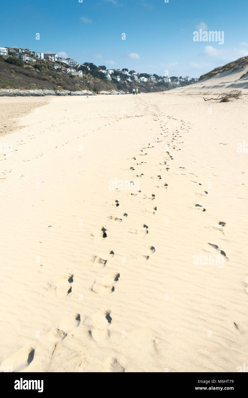 Spuren im Sand auf Crantock Beach in Newquay Cornwall. Stockfoto