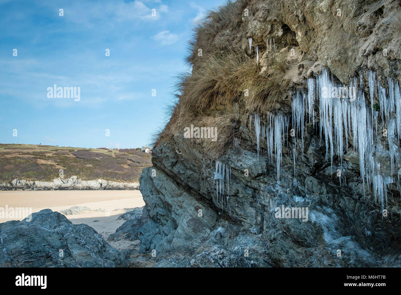 UK Wetter Eiszapfen von Wasser aus dem Grundwasser durch Sanddünen an Crantock Beach in Newquay Cornwall sickert gebildet. Stockfoto