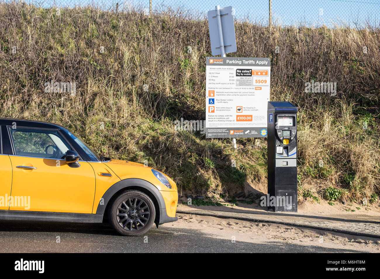 Parkplatz zahlung Maschine durch Smart Parken auf den Fistral Beach Parkplatz Newquay Cornwall gehört. Stockfoto