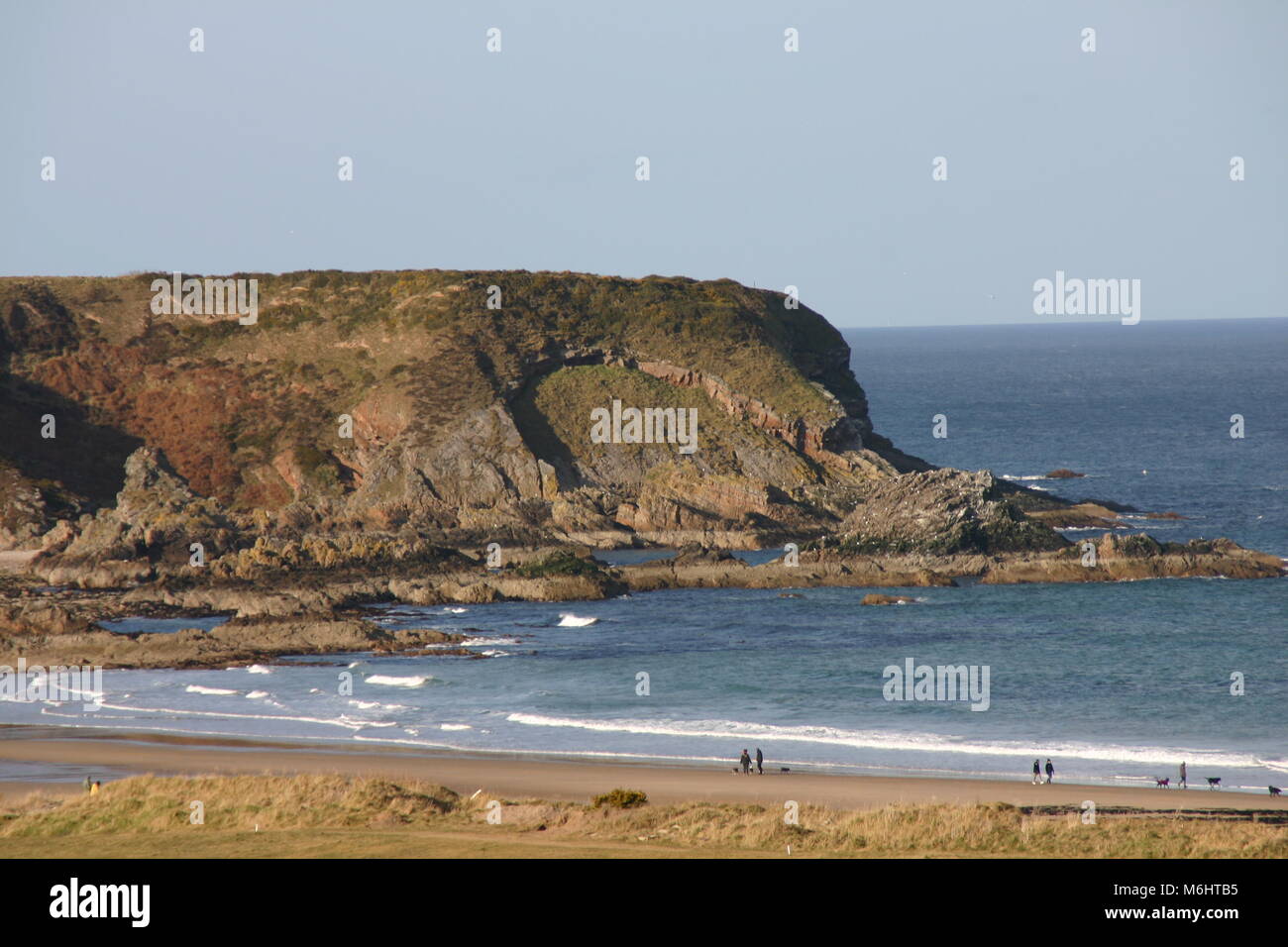 Dramatische Küste und Strand in Cullen Bay im Norden Osten 250 Fahrstrecke in Aberdeenshire, Schottland, Großbritannien. Mit Aussicht auf die Nordsee. Stockfoto