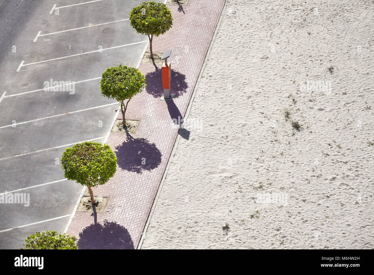 Luftbild des leeren Parkplatz von einem Strand. Stockfoto